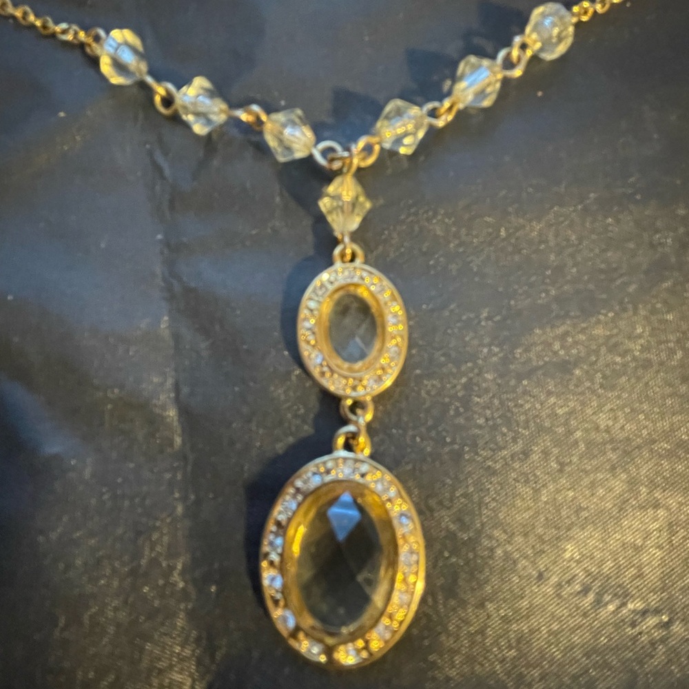 Elegant Gold and Crystal Pendant Necklace